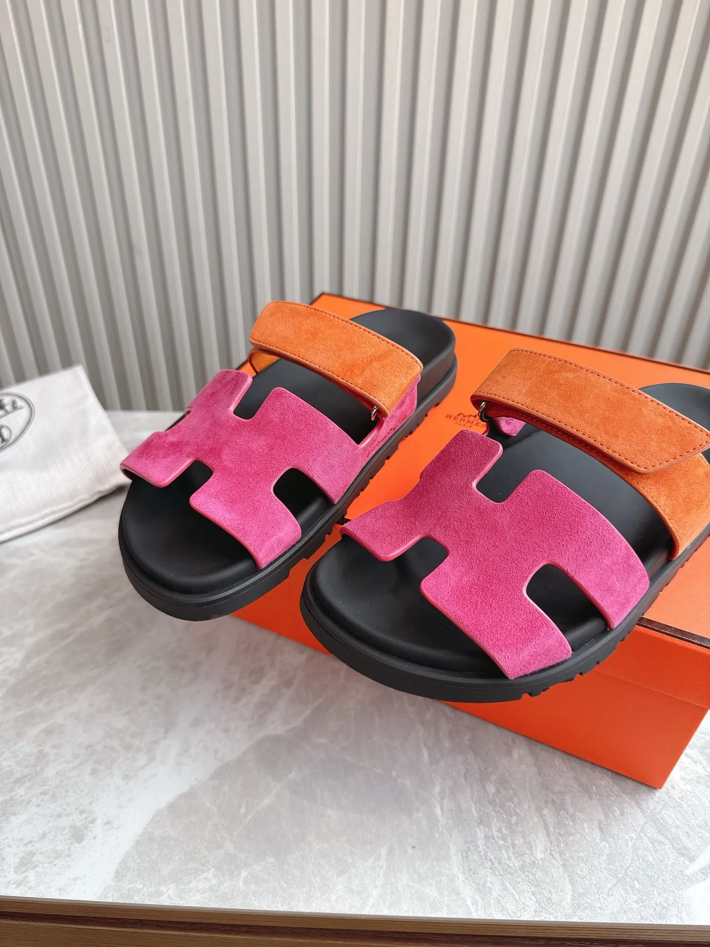 p480🐮🐮Couple model (top version) H family 2024 spring and summer new style HERMES Hermes' recently popular couple model pig nose angle sandals and slippers, paired with various colorful socks, popular. Upper: imported original deerskin (the genuine leather edging is not ordinary super migration). Lining: imported genuine leather. Outsole: Tpu non-slip and wear-resistant outsole. Size: Female 35-42 (40/42 non-returnable and non-exchangeable) Male size: 39-45 (45 non-refundable and non-exchangeable)